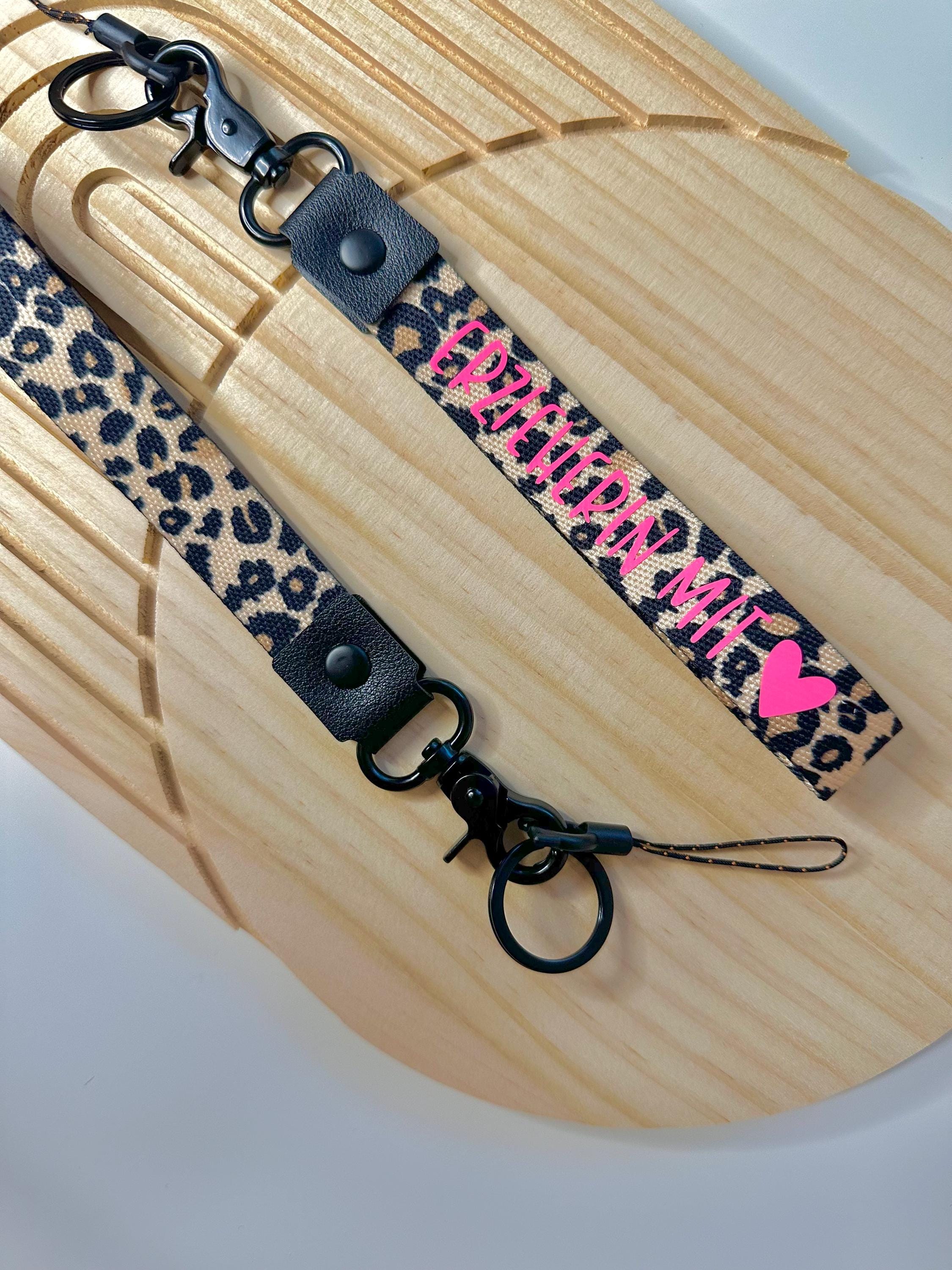 Schlüsselanhänger Leo Beige | personalisiert | Geschenkidee | Geschenk für Hebamme, Erzieherin, Lehrer | Muttertag | Schlüsselband | Neon
