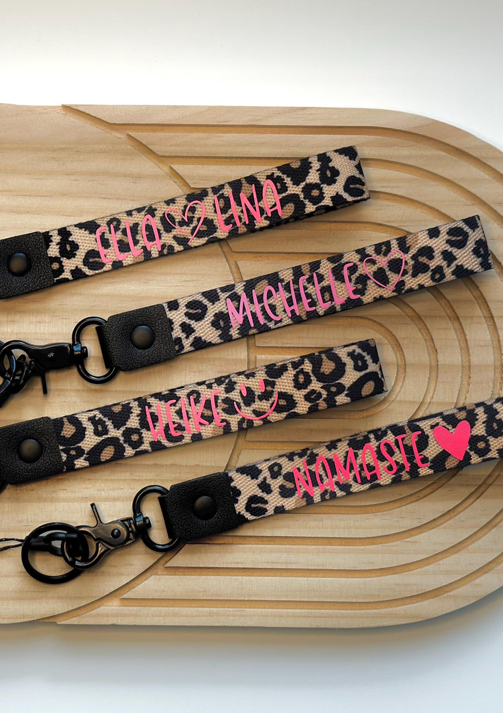Schlüsselanhänger Leo Beige | personalisiert | Geschenkidee | Geschenk für Hebamme, Erzieherin, Lehrer | Muttertag | Schlüsselband | Neon