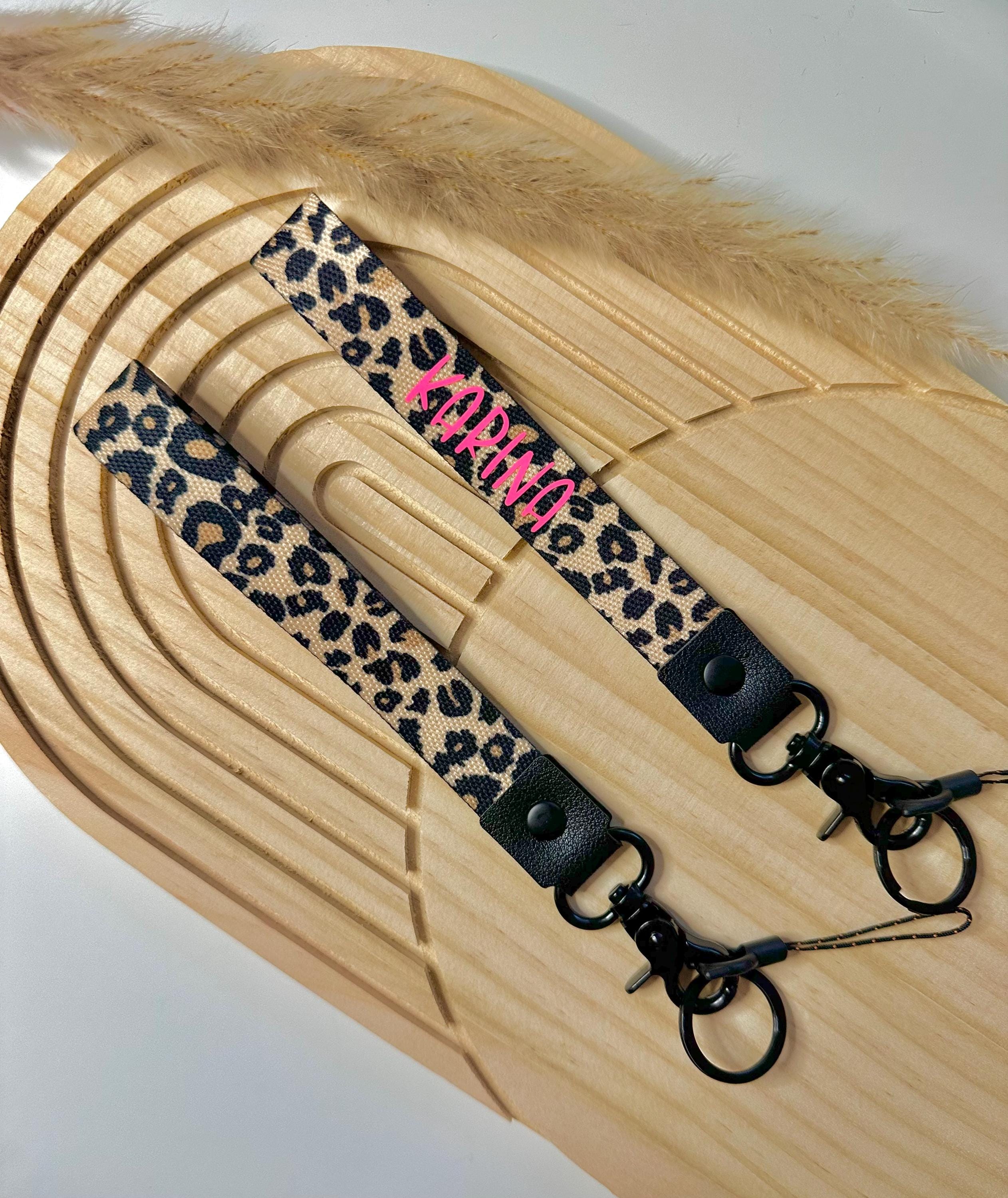 Schlüsselanhänger Leo Beige | personalisiert | Geschenkidee | Geschenk für Hebamme, Erzieherin, Lehrer | Muttertag | Schlüsselband | Neon