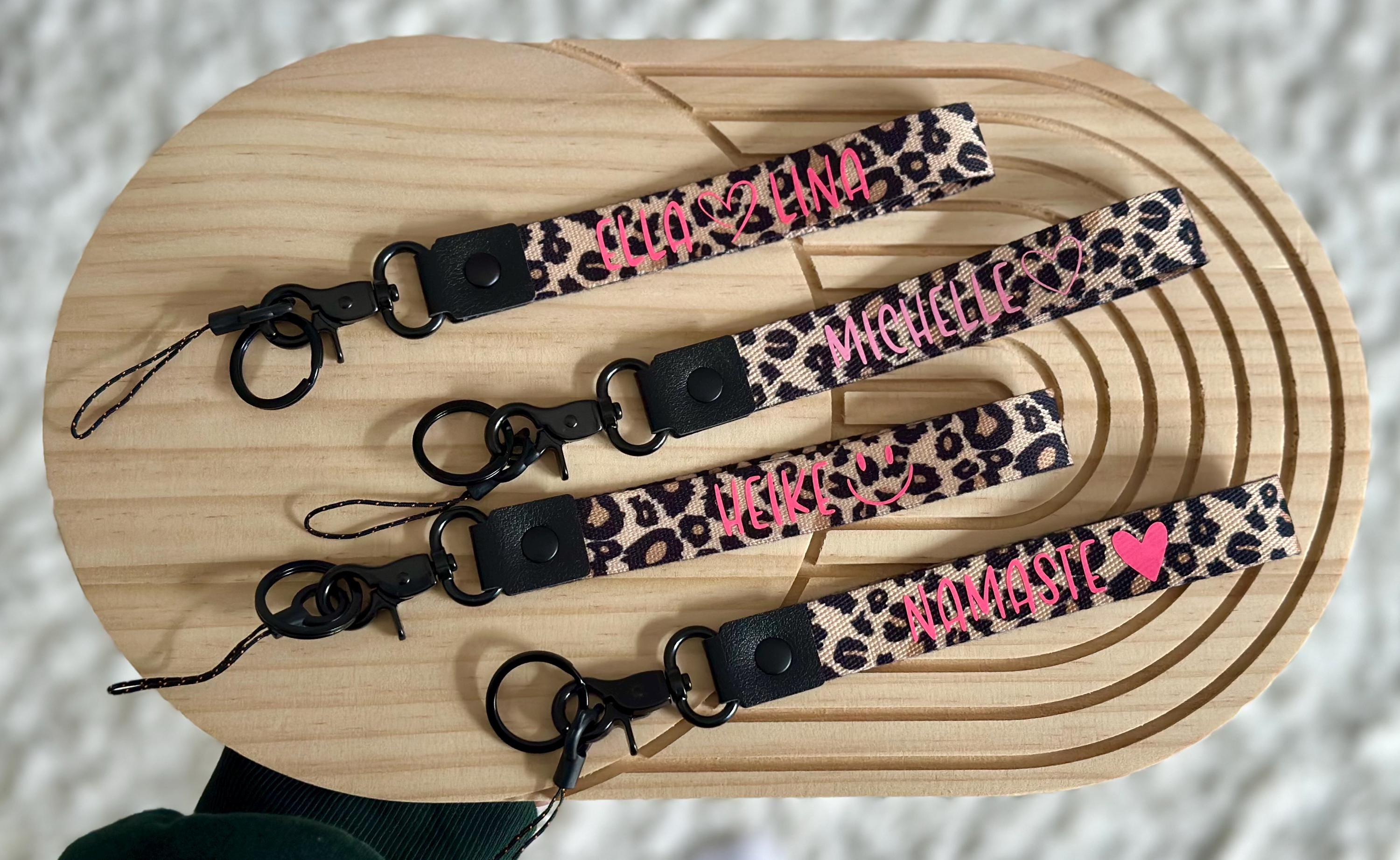Schlüsselanhänger Leo Beige | personalisiert | Geschenkidee | Geschenk für Hebamme, Erzieherin, Lehrer | Muttertag | Schlüsselband | Neon