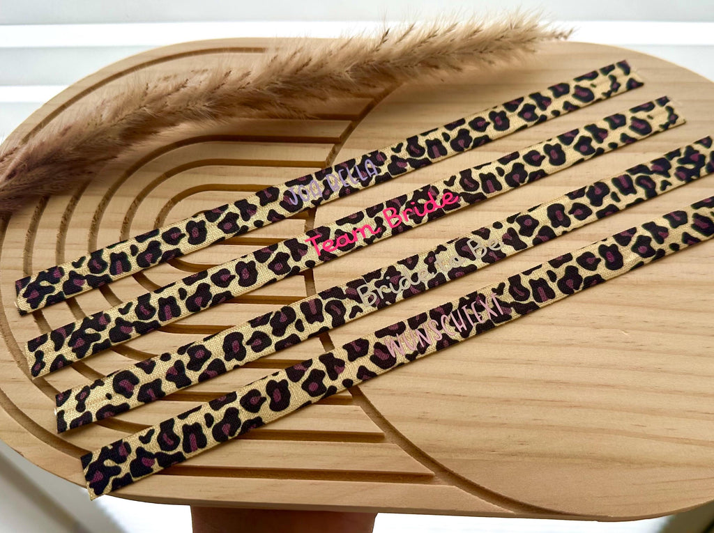 Personalisierte Armbänder Leo | Armband mit Wunschtext | Freundschaftsarmband | Geschenkidee | Festival Armbänder | JGA | Urlaubsarmband