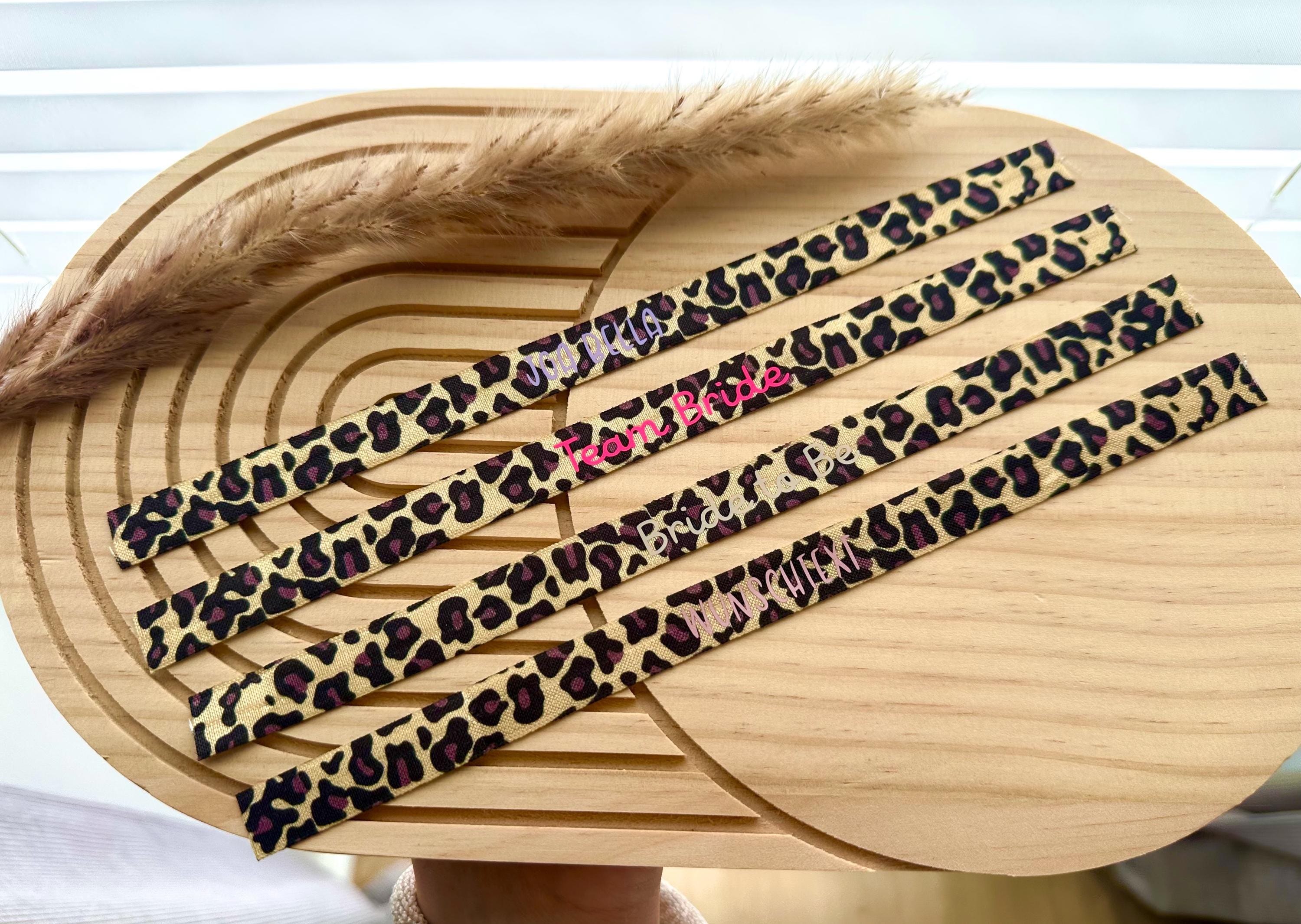 Personalisierte Armbänder Leo | Armband mit Wunschtext | Freundschaftsarmband | Geschenkidee | Festival Armbänder | JGA | Urlaubsarmband