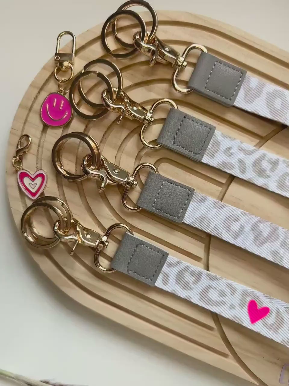 Schlüsselanhänger Leo weiß beige | personalisiert | Leo Print | Geschenk Hebamme, Erzieher, Abschied, Geburtstag | Geschenkidee | Muttertag
